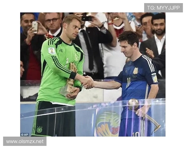 诺伊尔巅峰期对阵梅西的进攻解析