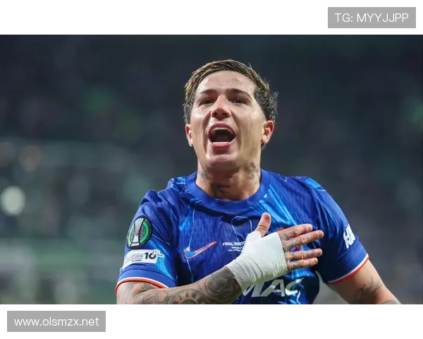 刚在小巷碰到恩佐·费尔南德斯，穿旧球衣抱泡面刷卡那刻店员表情像看到了工资单