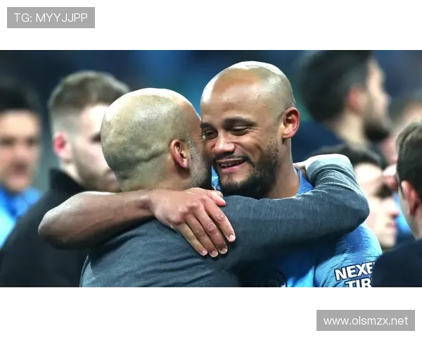 孔帕尼发了张周末照，后花园一片草坪变小球场，我这辈子别想追上了